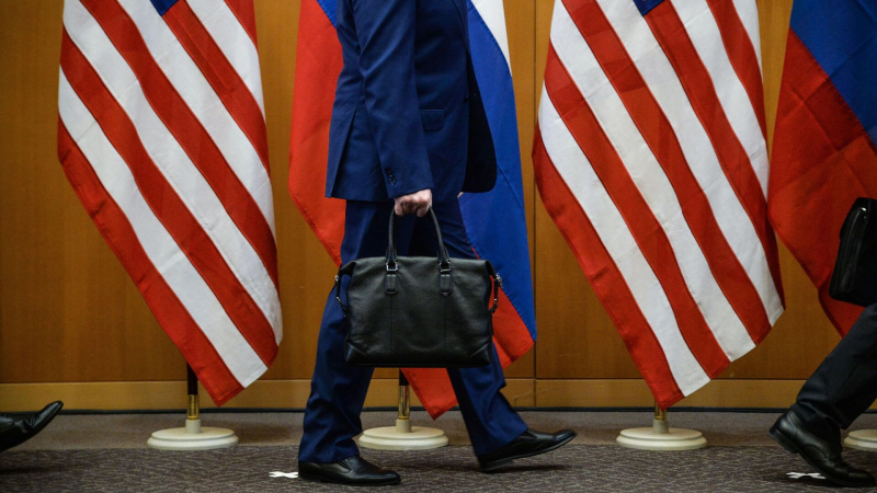 США продолжают обсуждать с Россией работу дипмиссий, заявил Уолтц