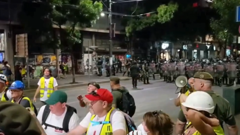 В Белграде начались стычки протестующих с полицейскими