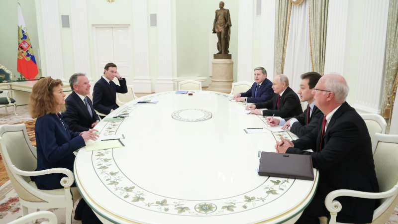 Работу по мирному плану нужно вести за закрытыми дверями, заявил Песков