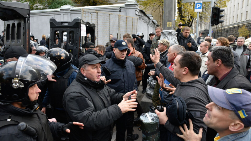 В Киеве прошел митинг против обвиняемого в коррупции чиновника